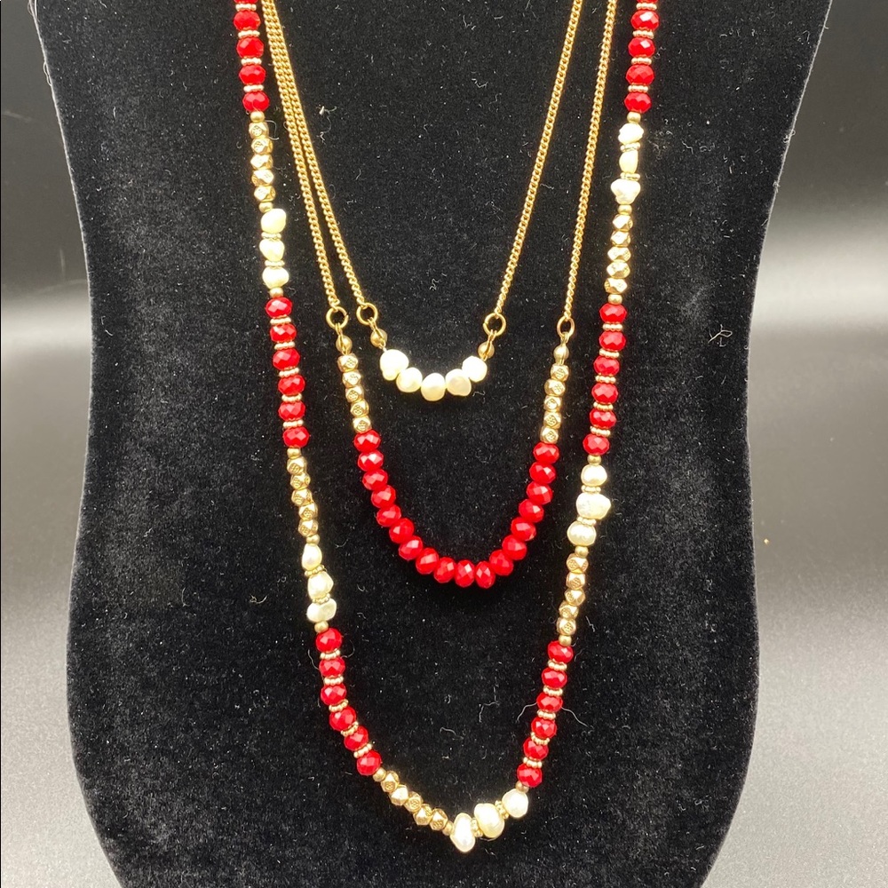 Red crystal and freshwater pearl. Gold chain